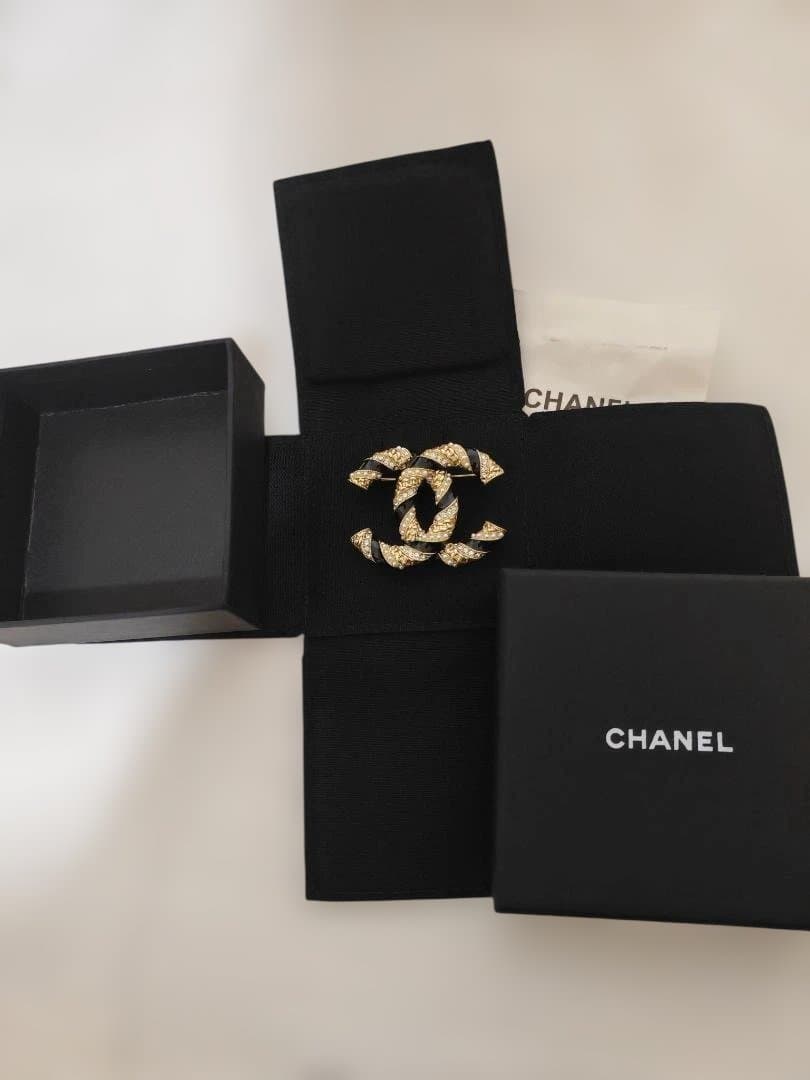 CHANEL ロゴブローチ 金色 黒色
