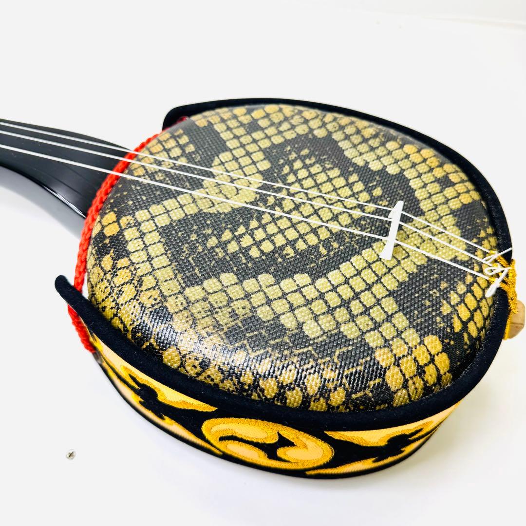 【美品】沖縄三線 人工皮 三味線 合皮 ヘビ皮柄 ケース付属 爪付き