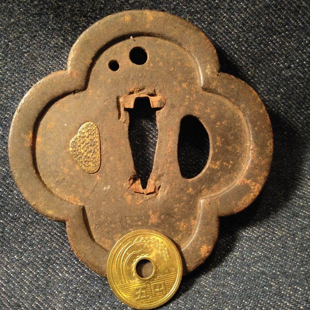 古い刀の花形 鉄製 鍔(つば) 骨董　刀　文鎮