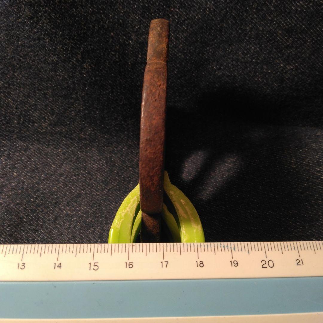 古い刀の花形 鉄製 鍔(つば) 骨董　刀　文鎮