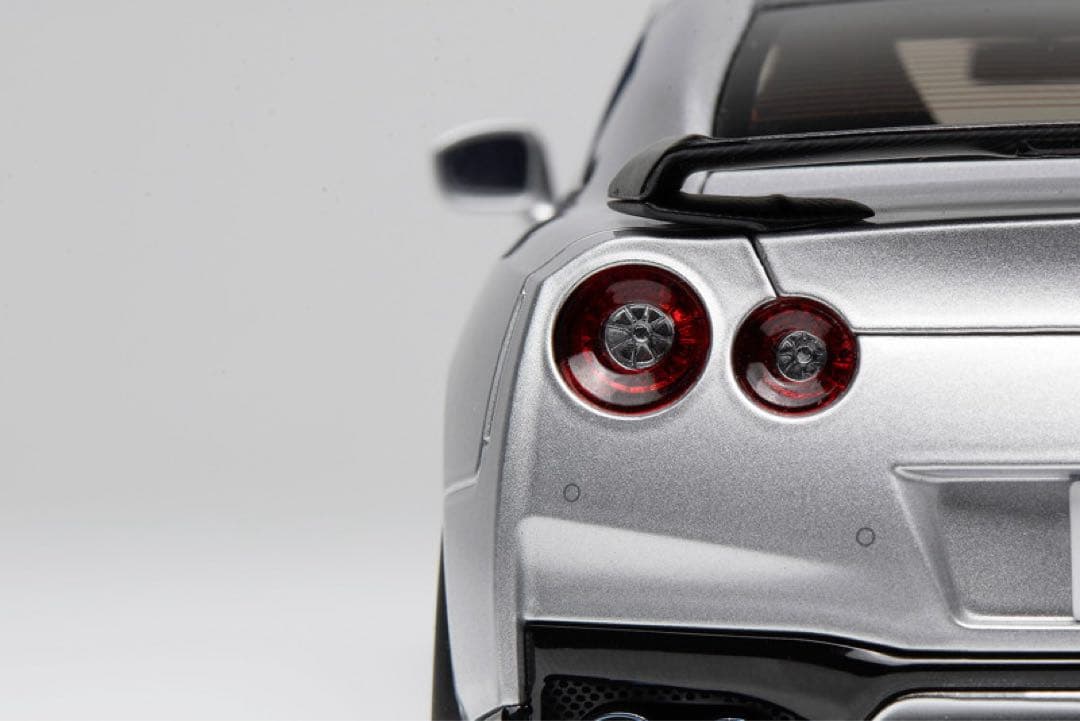 モーターヘリックス GT-R R35 トラックエディション　シルバー　1/18