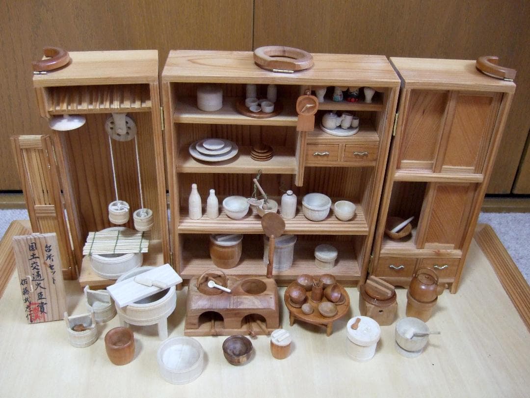 古い雛道具「台所セット」 ガラスケース付き / ミニチュア