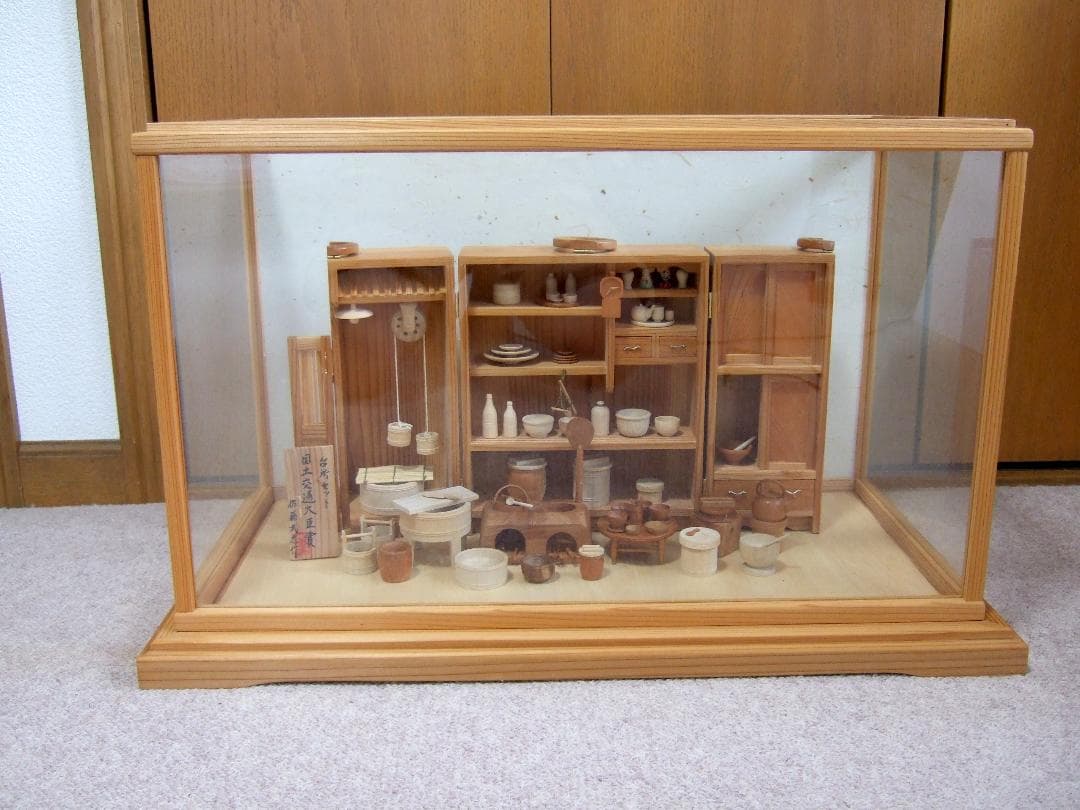 古い雛道具「台所セット」 ガラスケース付き / ミニチュア