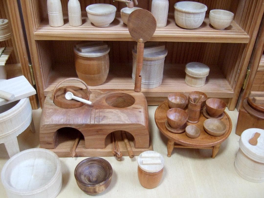 古い雛道具「台所セット」 ガラスケース付き / ミニチュア