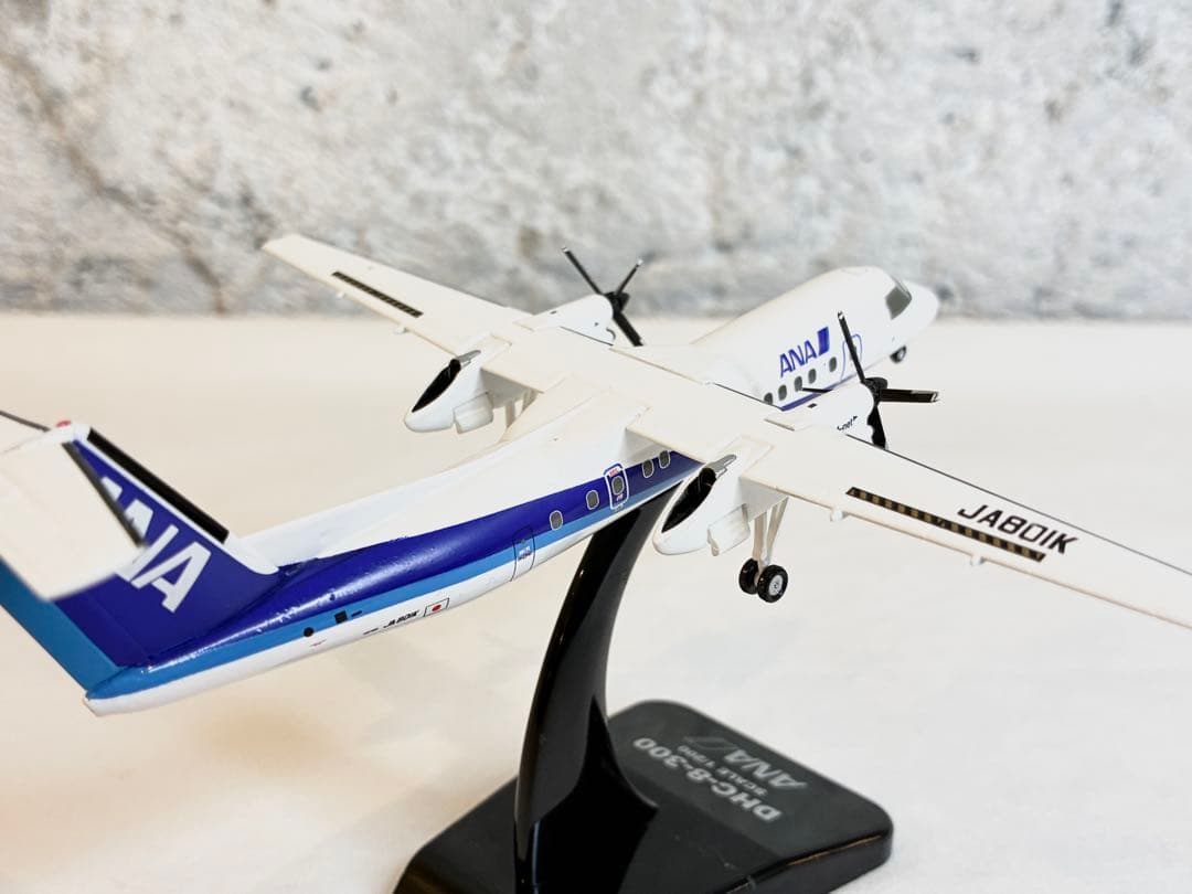 ANA DHC-8-300型 JA801K ボンバルディア 1:200・Q300