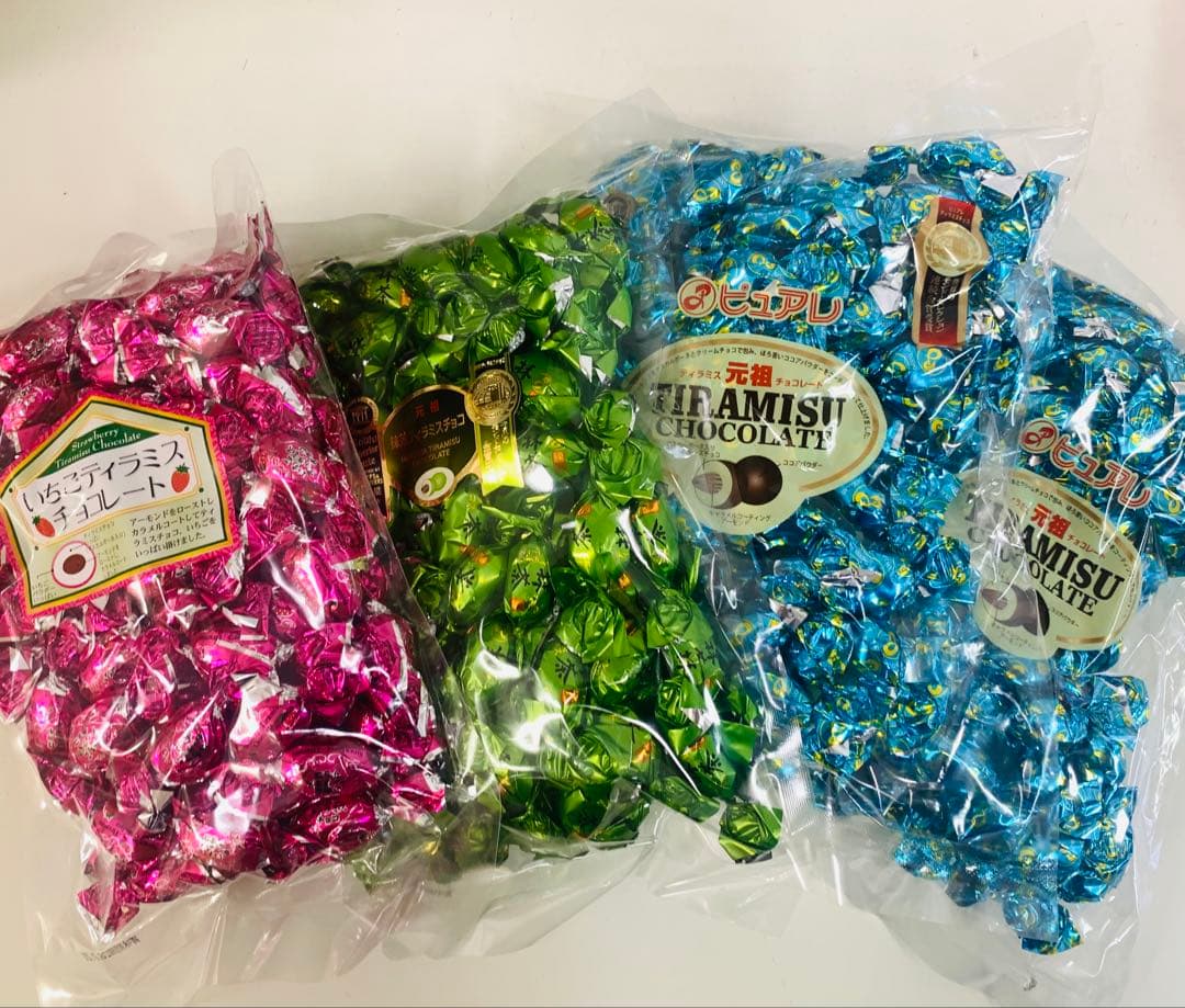 ティラミス チョコレート4袋、あられ類8袋
