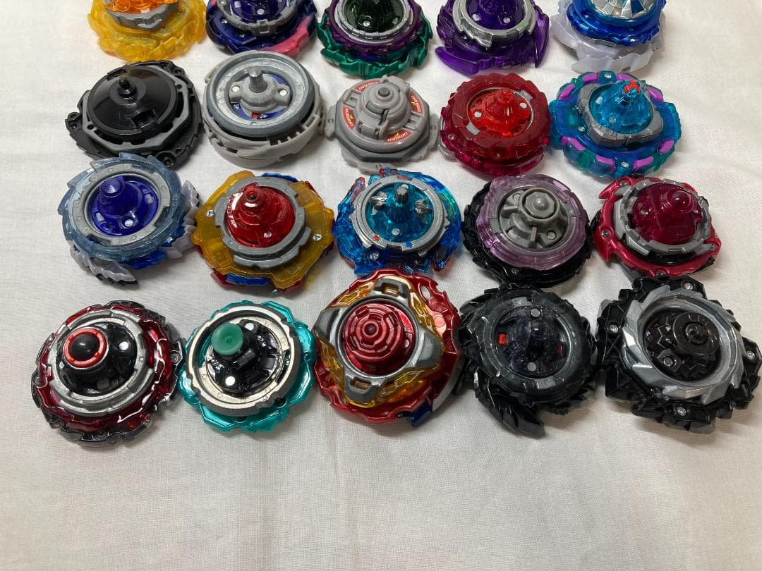 ベイブレードバーストまとめ売り　スタジアム+ベイ27個＋ランチャー6個＋グリップ