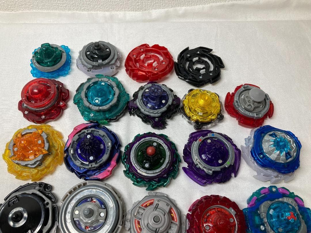 ベイブレードバーストまとめ売り　スタジアム+ベイ27個＋ランチャー6個＋グリップ