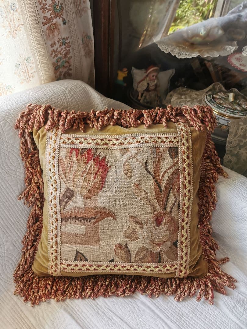 アンティーク 薔薇とチューリップ オービュッソン織クッションカバー美しいフリンジ