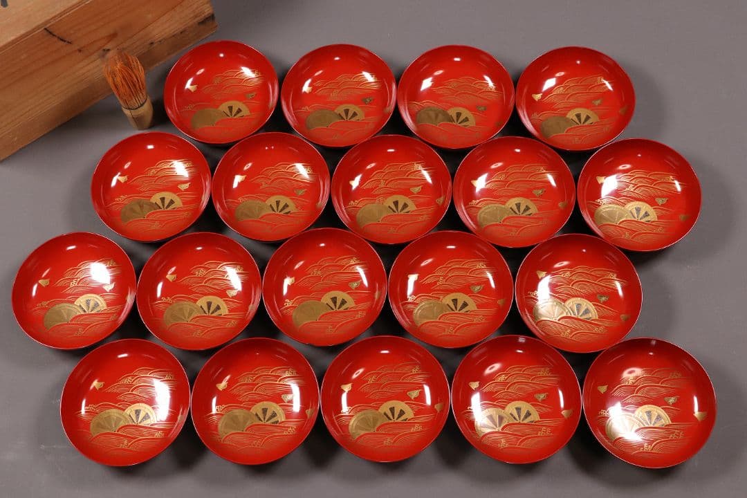 時代輪島塗 蒔絵付朱塗木皿 十九客 波千鳥 片輪車 金蒔絵 天然木【MA368】