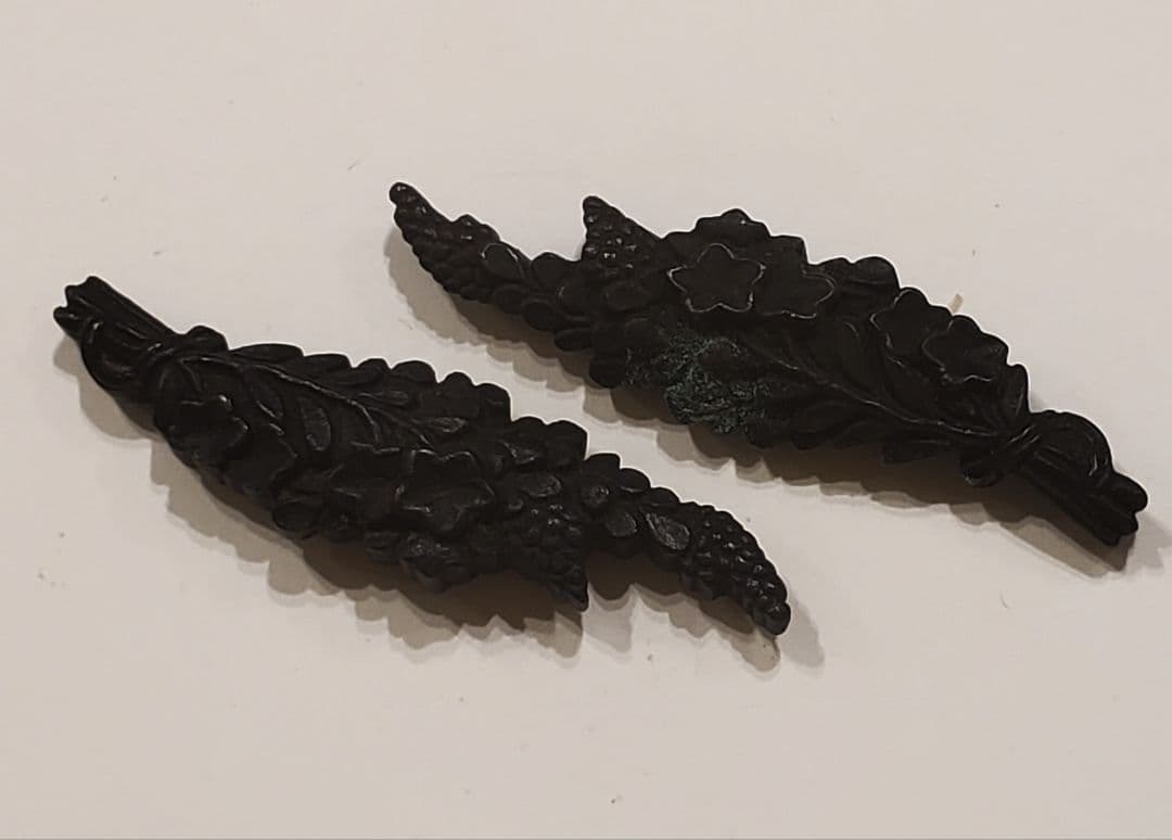 目貫　花束の図　赤銅製