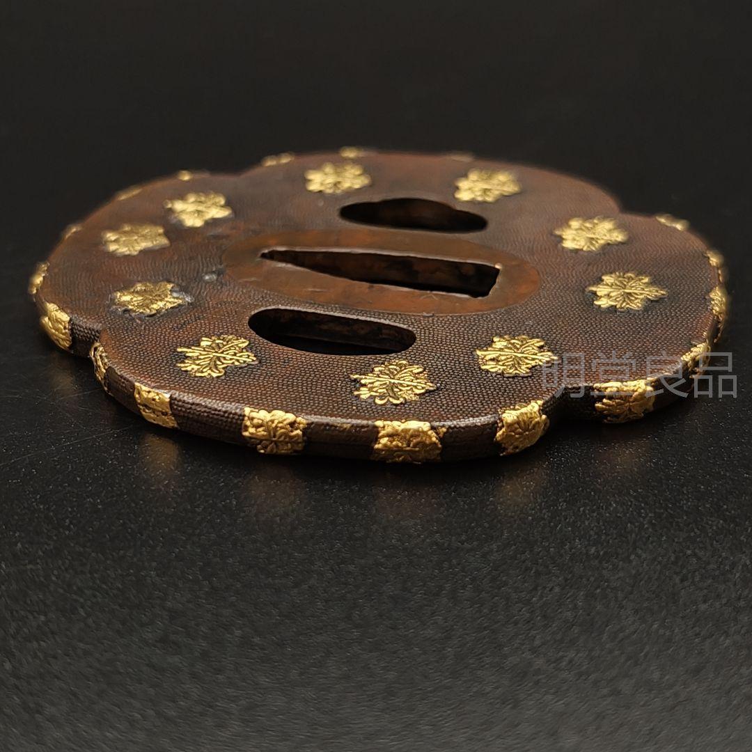 日本刀装具　刀鍔　家紋の図　五三の桐　銅地　細工　絵金銀　刀剣美術　武道具