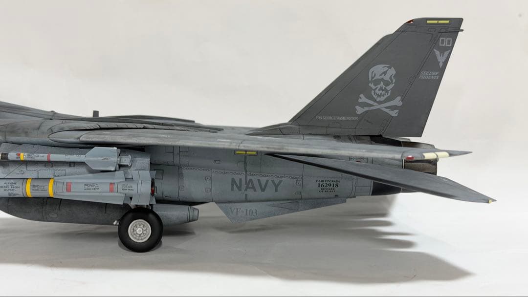 タミヤ 1/48 ジョリーロジャース仕様F-14D トムキャット 完成品