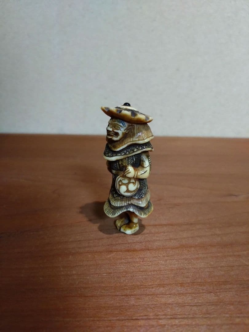 鹿角製 小太鼓を持つ韃靼人 根付 南蛮人 ダッタン人