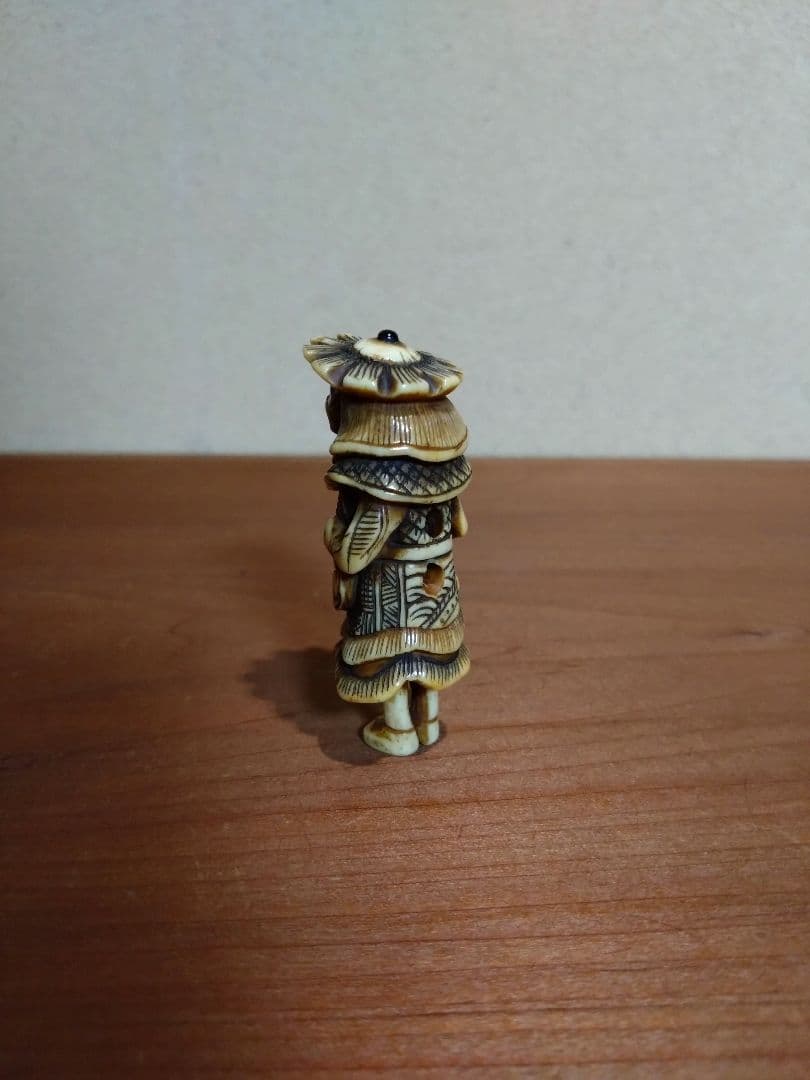 鹿角製 小太鼓を持つ韃靼人 根付 南蛮人 ダッタン人