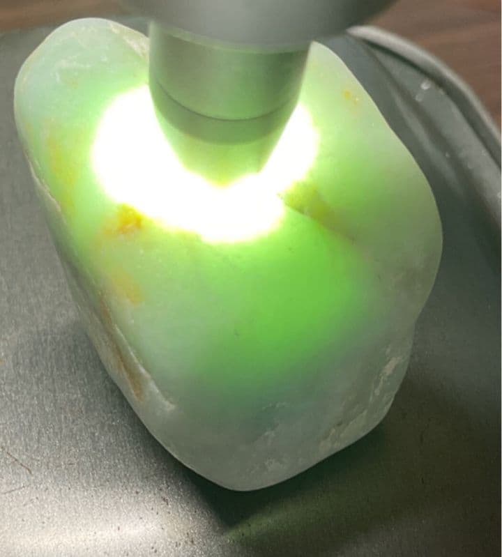 ［薄緑色　メロン色の透過］　糸魚川翡翠74g ヒスイ　ひすい