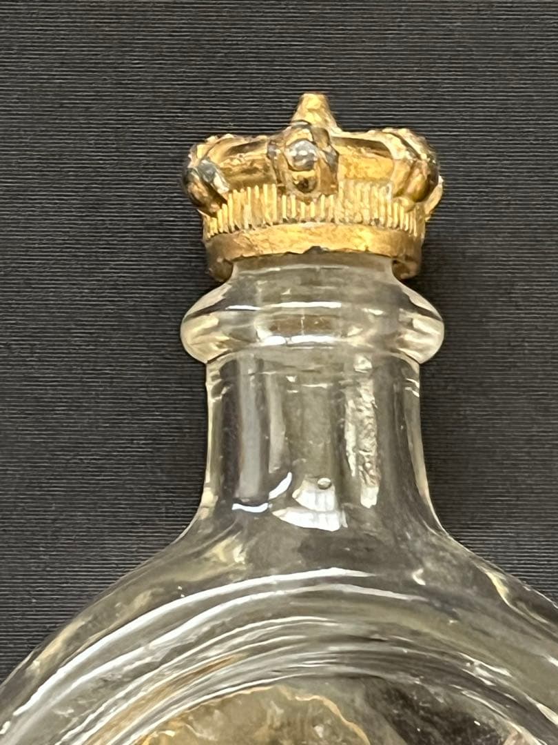 アンティークヴィンテージ 香水瓶天使キューピッド 真鍮装飾 ガラスボトル王冠