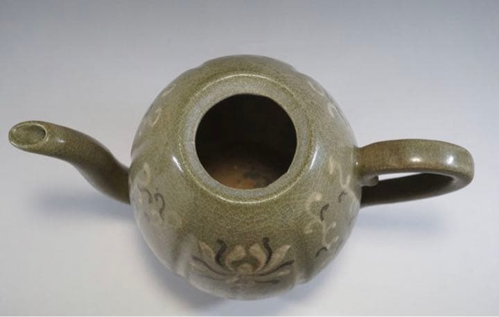 高麗12世紀盛期　高麗青磁白堆花文水注　　漆箱付　青磁草花文水次　朝鮮古陶磁