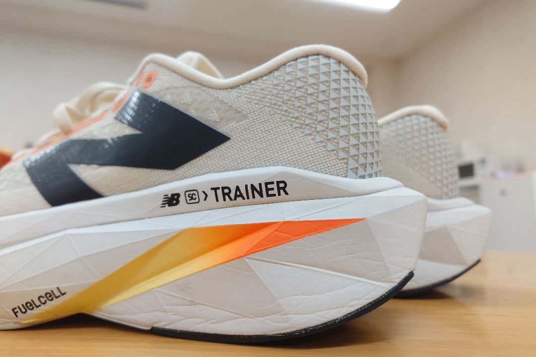 着用1回☆ニューバランス スーパーコンプトレーナーランニングシューズ25.5cm