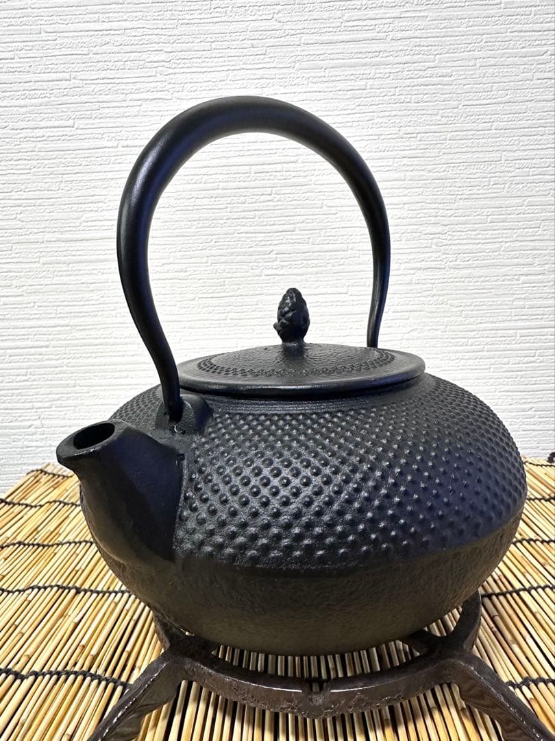 未使用品、栞付　南部運南堂鍋元造　南部鋳吉銘１５型アラレ　南部鉄瓶　南部鉄器