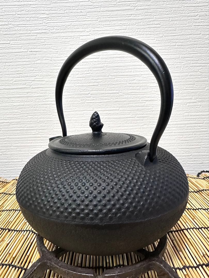 未使用品、栞付　南部運南堂鍋元造　南部鋳吉銘１５型アラレ　南部鉄瓶　南部鉄器