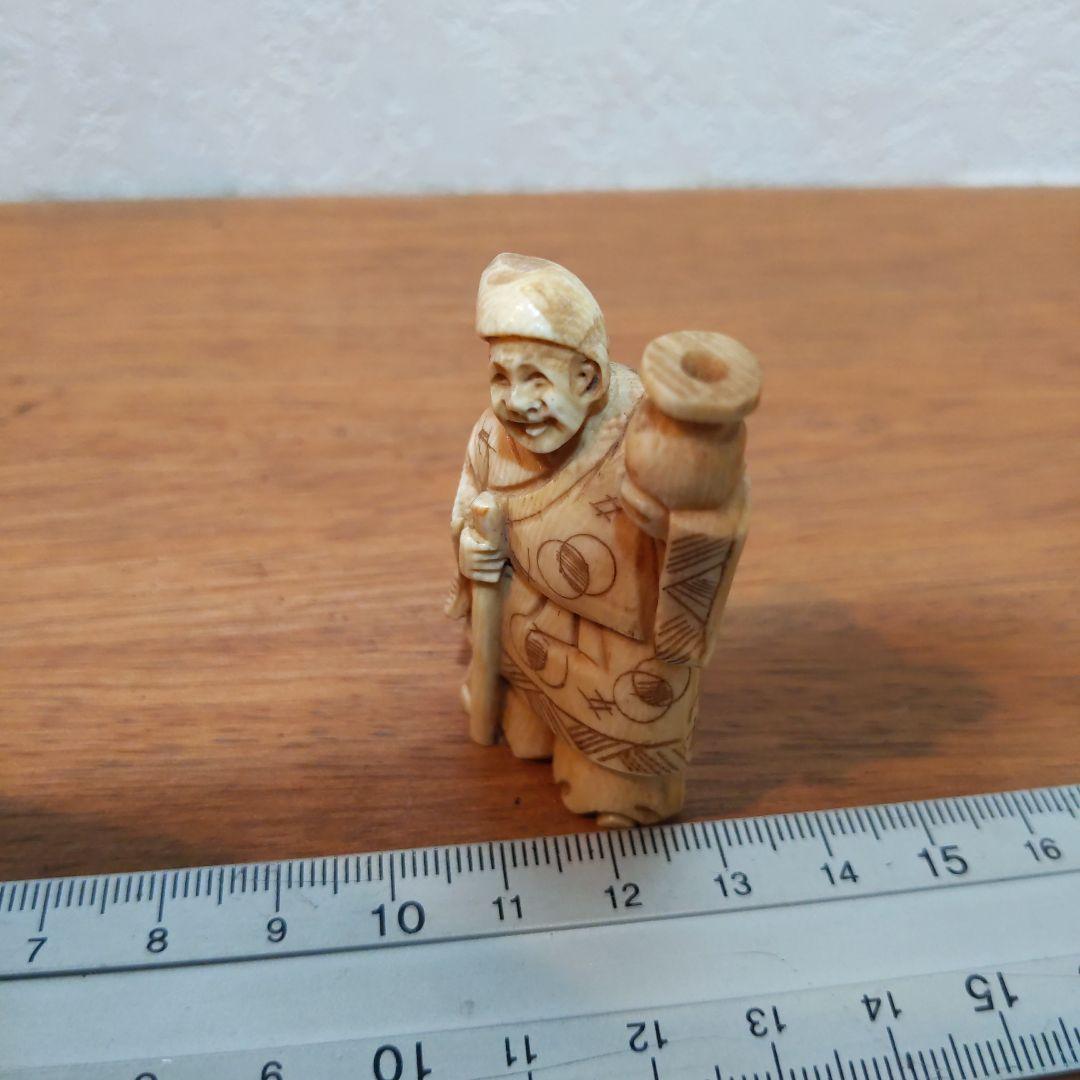 時代提げ物 人物根付 天然素材 在銘【酒器持つ翁】高さ約5.2cm 重さ約19ｇ