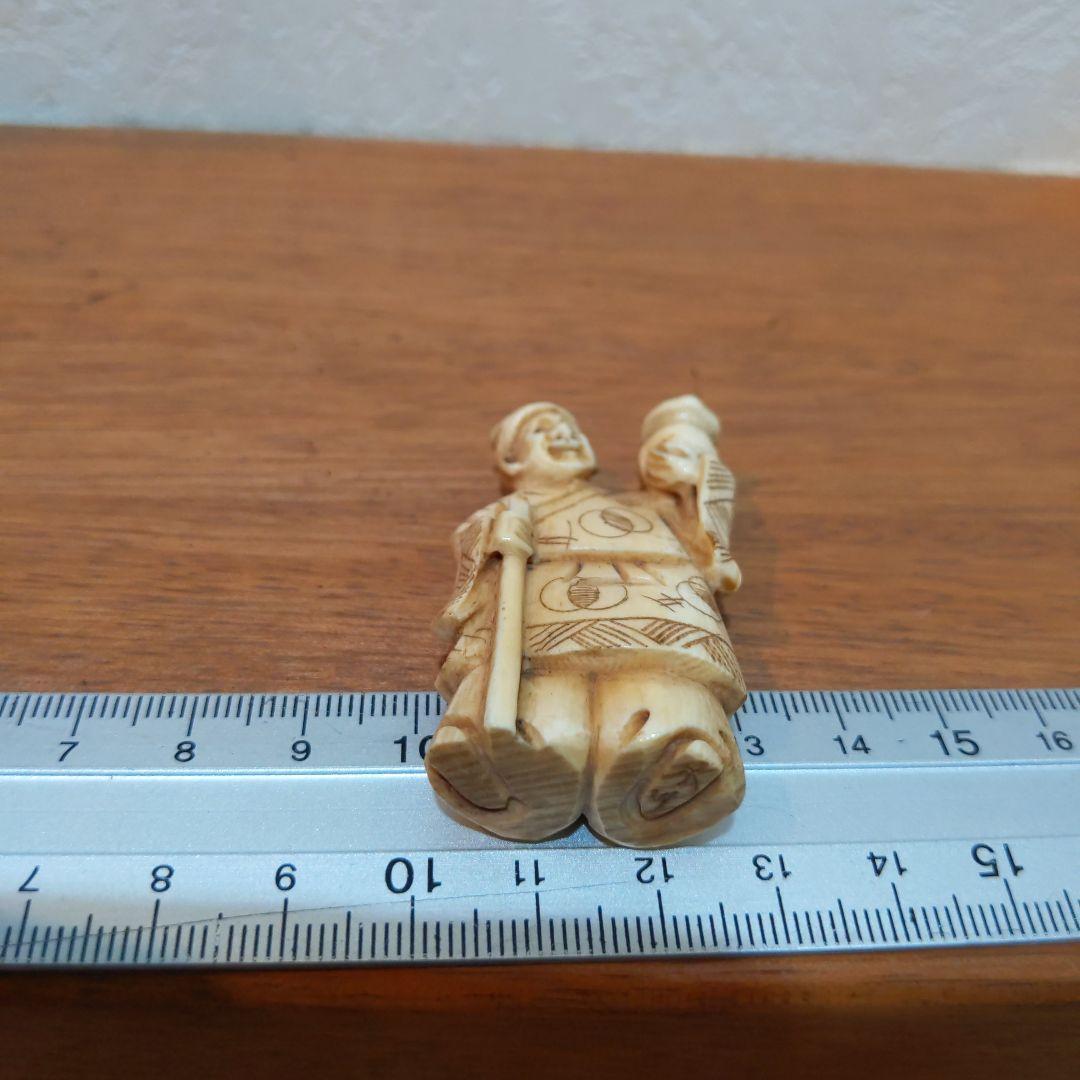 時代提げ物 人物根付 天然素材 在銘【酒器持つ翁】高さ約5.2cm 重さ約19ｇ