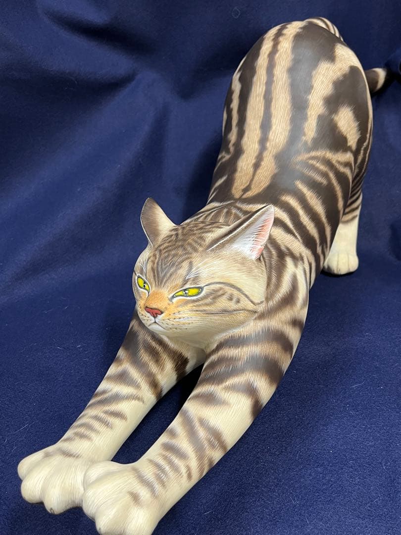 ストレッチする猫の置物