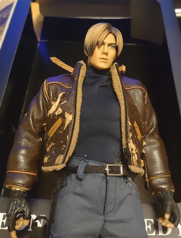 バイオハザード4 1/6スケールフィギュア　レオン　ホットトイズ