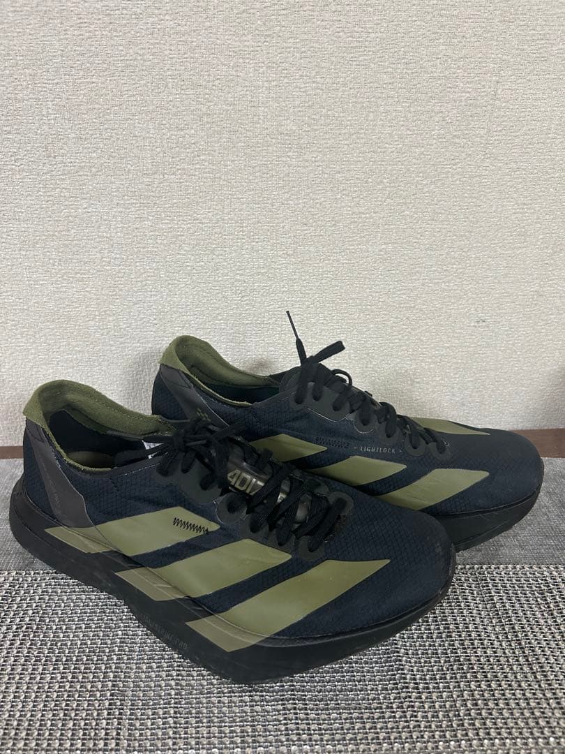 ランニングシューズ 黒/オリーブ ストライプデザイン　26センチ