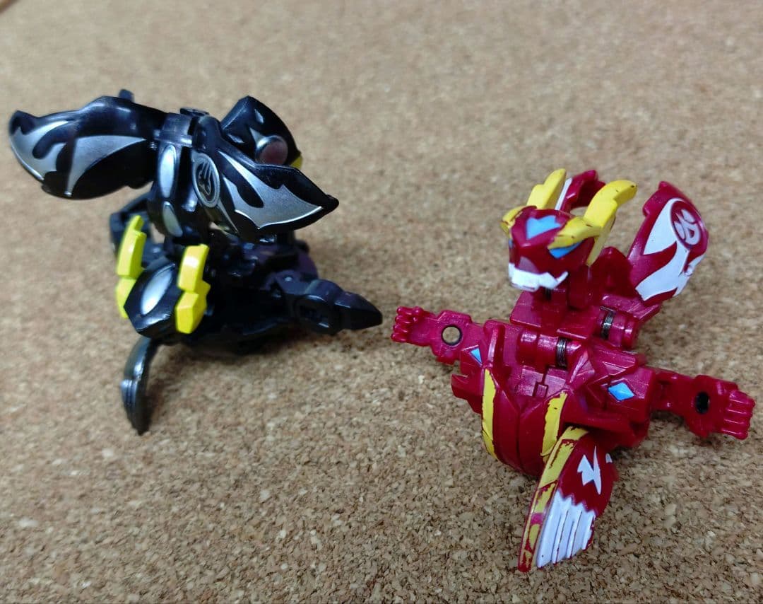 爆丸　32個 内パーツ破損1個 パーツ欠損２個 赤い専用ケース　カード無し