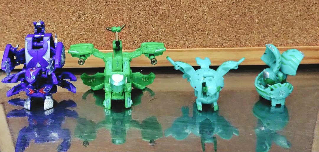 爆丸　32個 内パーツ破損1個 パーツ欠損２個 赤い専用ケース　カード無し