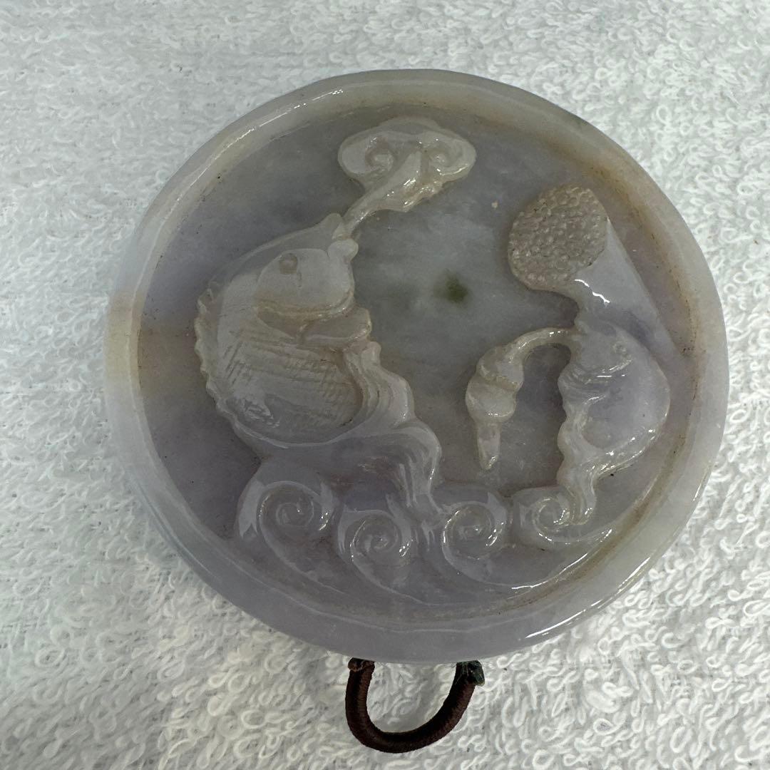 翡翠 魚と松の彫刻 円形装飾品