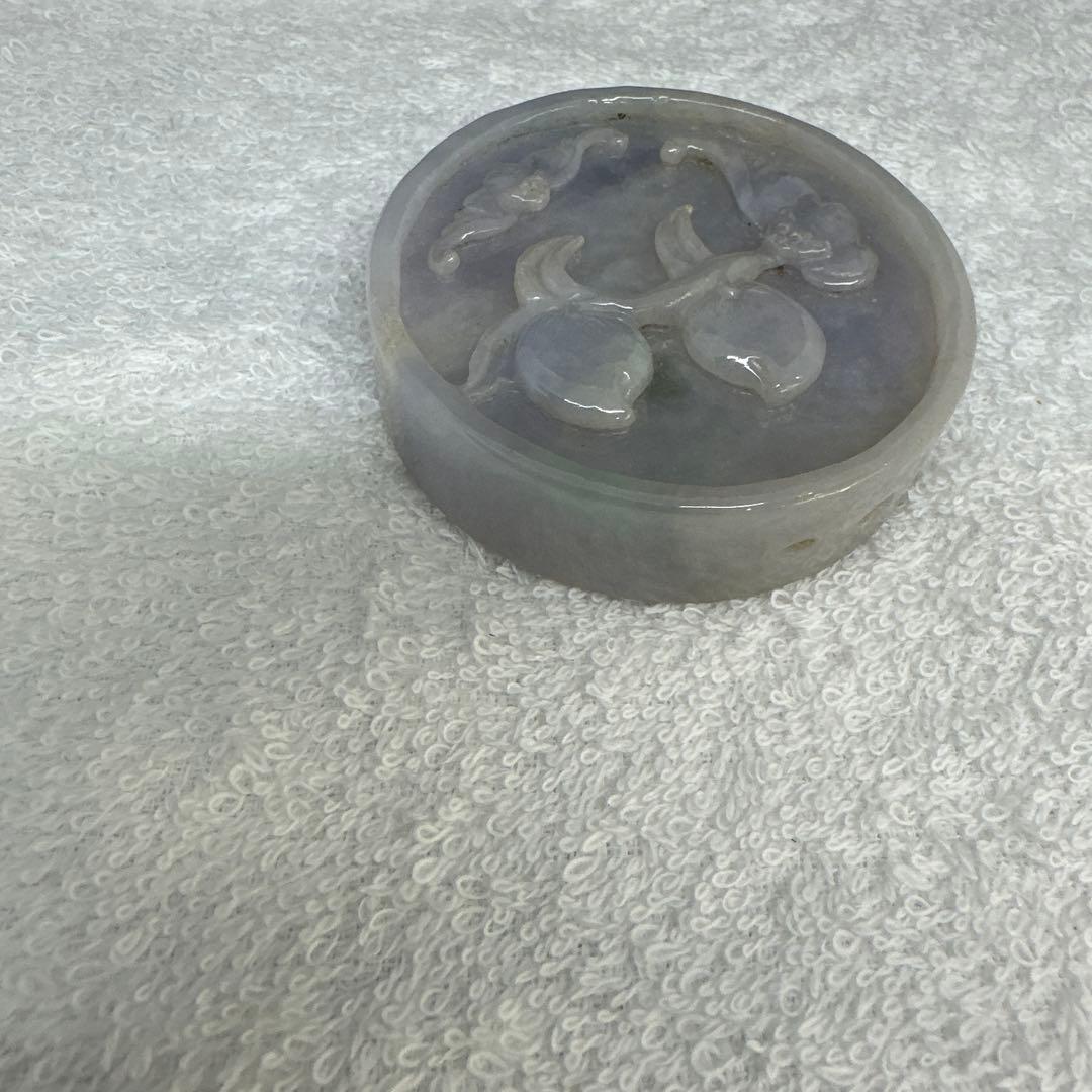 翡翠 魚と松の彫刻 円形装飾品