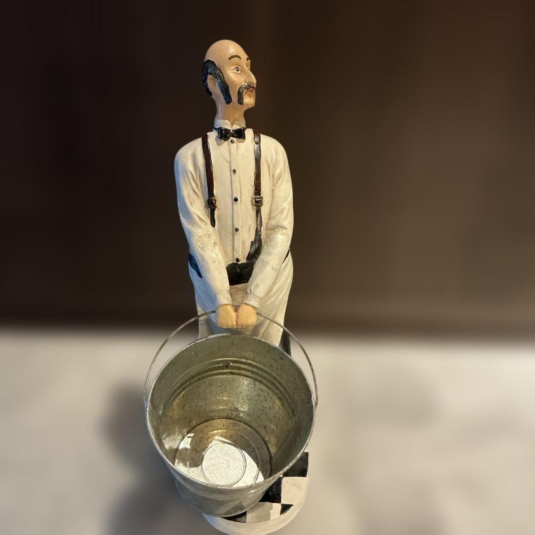 アンティーク　バケツを持つ男性の陶器フィギュア