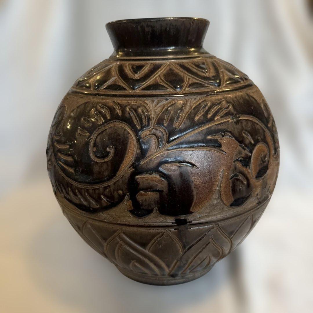 【壺屋焼】黒釉唐草掻き落とし大壺