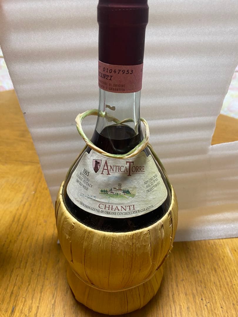 イタリアのトスカーナ州で生産されている赤ワインキャンティボトル 籠入り750ml