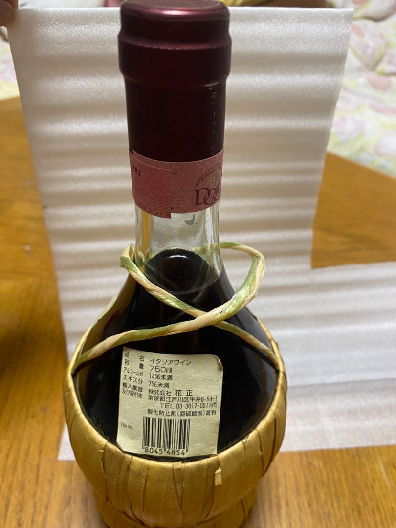 イタリアのトスカーナ州で生産されている赤ワイン「キャンティ」のボトル 籠入り