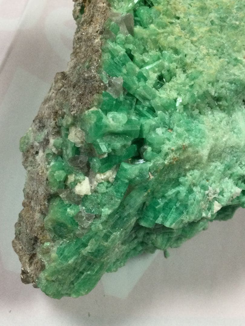 エメラルド　母石付き原石密集結晶エメラルドコロンビア産　良質