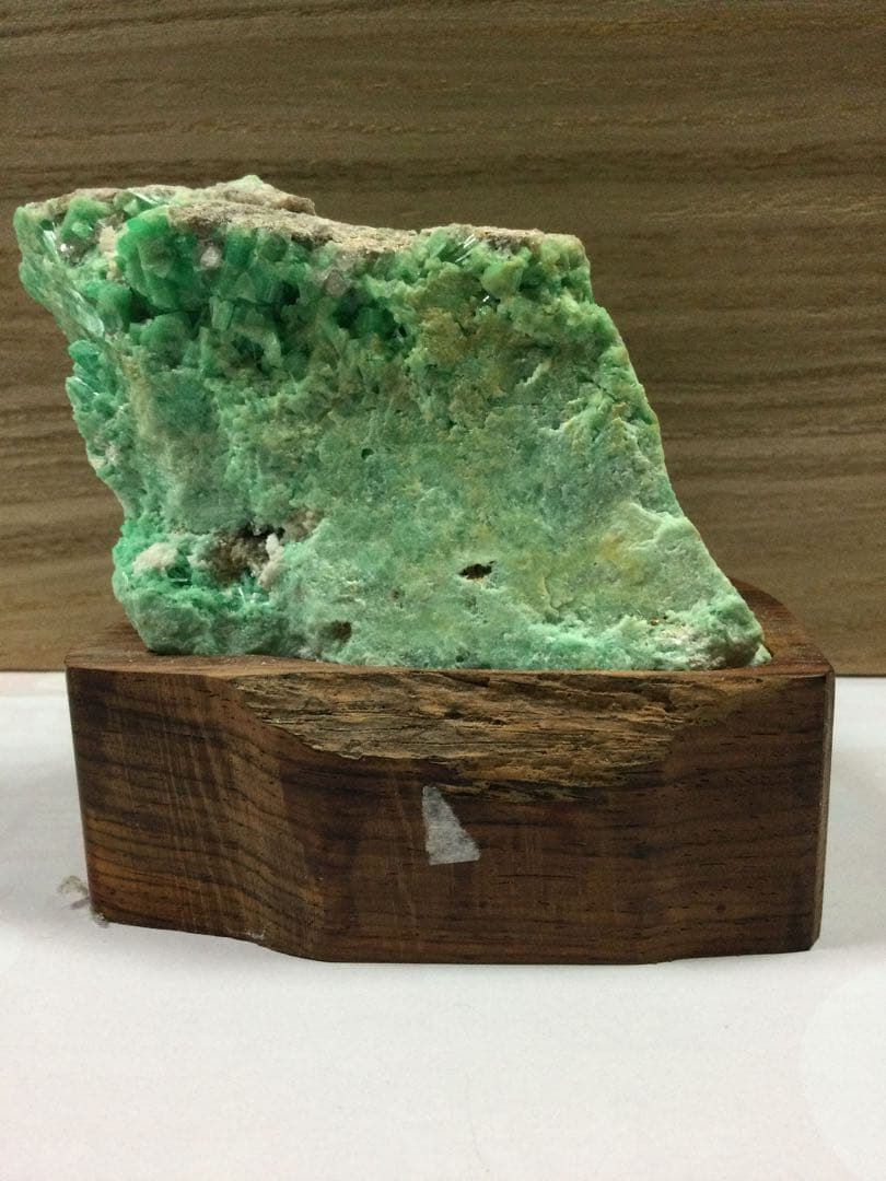 エメラルド　母石付き原石密集結晶エメラルドコロンビア産　良質