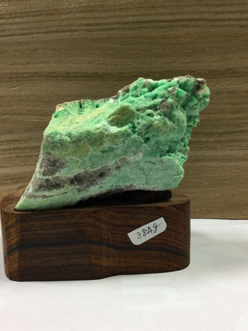 エメラルド　母石付き原石密集結晶エメラルドコロンビア産　良質