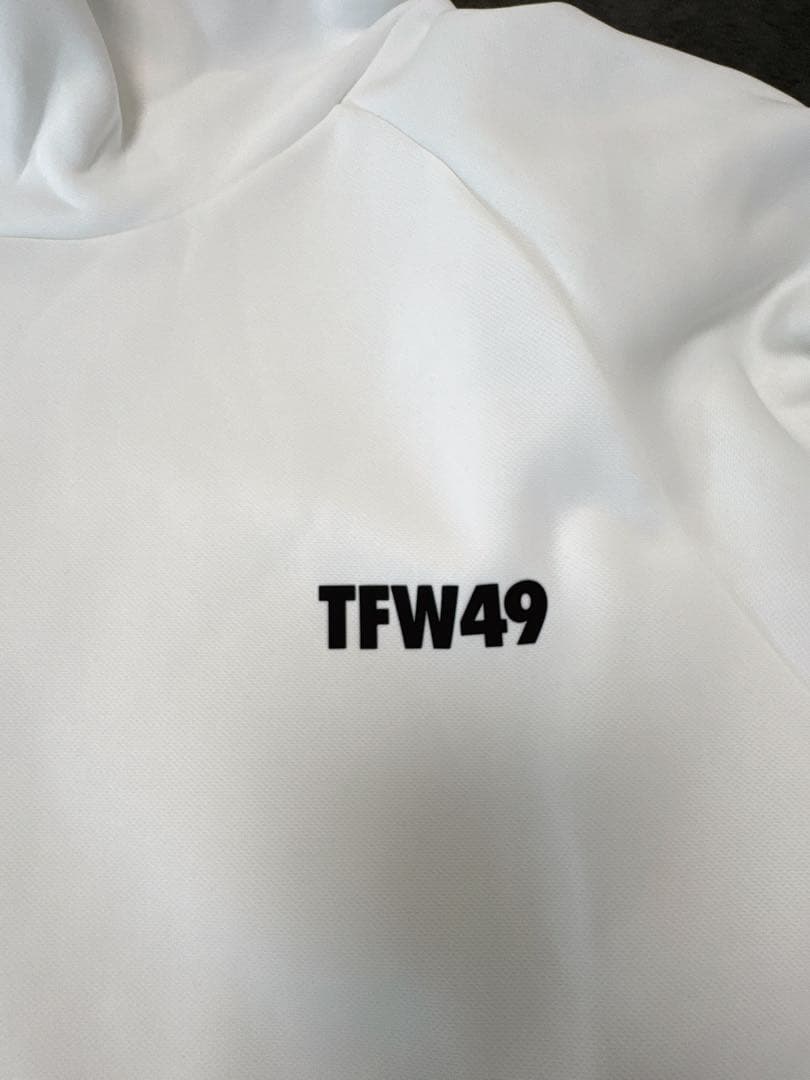 TFW49 フード付きホワイトセーター