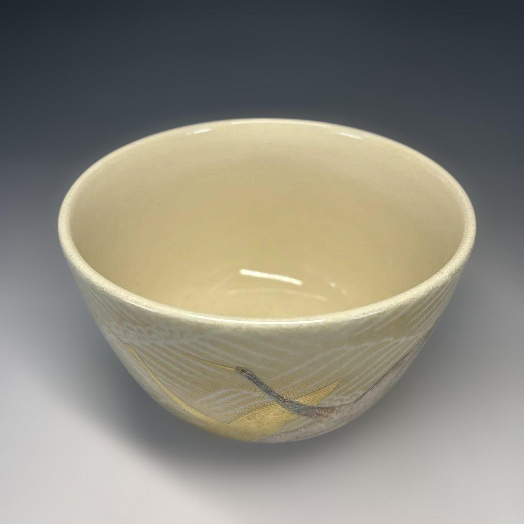 【中古品】通次崇山造　金彩鶴波茶碗（共箱）