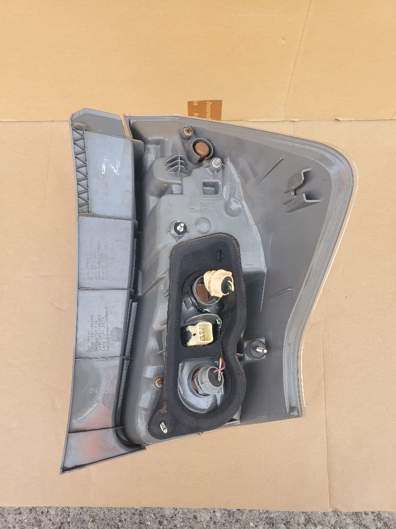 【 良品】☆プリウスアルフア　テールランプ☆