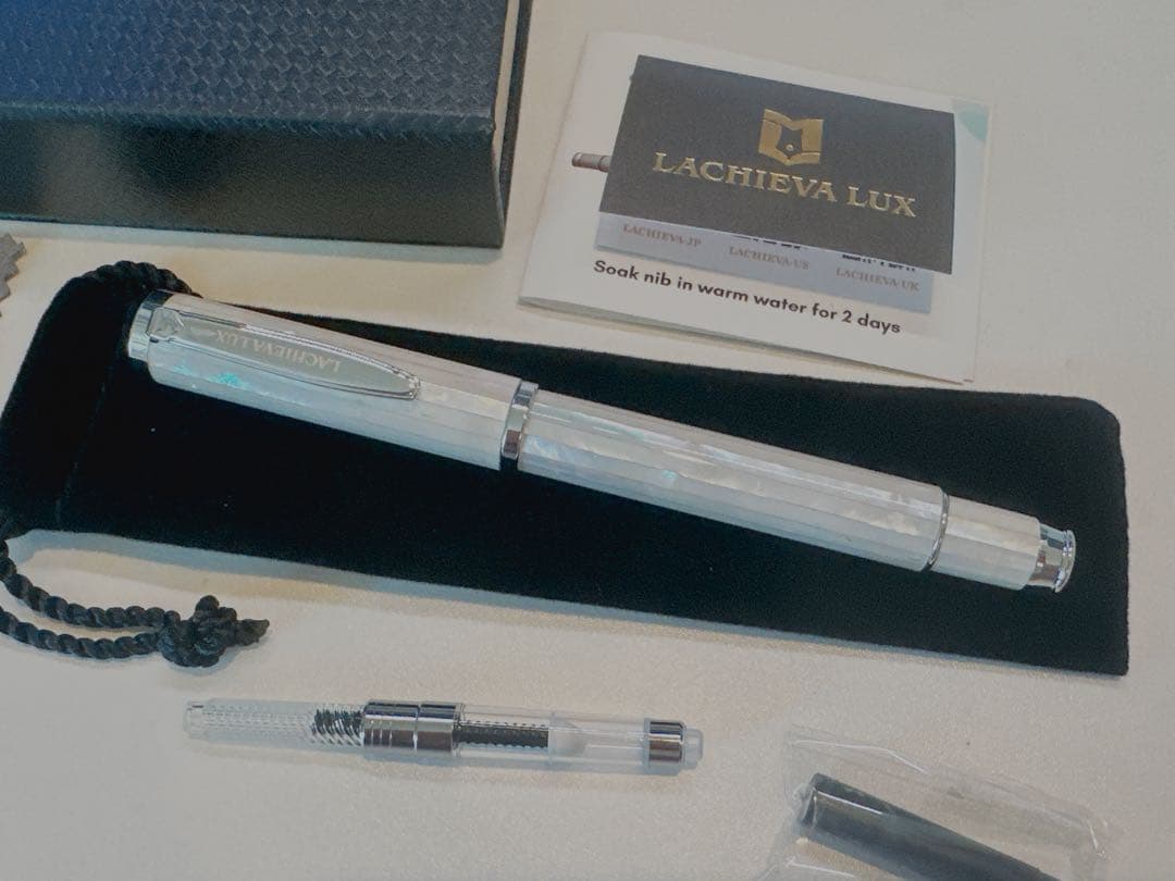 LACHIEVA LUX マザーオブパール万年筆 ドイツ製のファインニブ付き