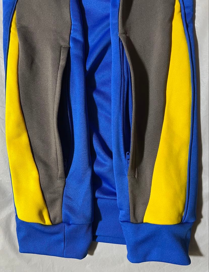 リーズユナイテッド　24-25 パーカー adidas 日本サイズM 新品未使用