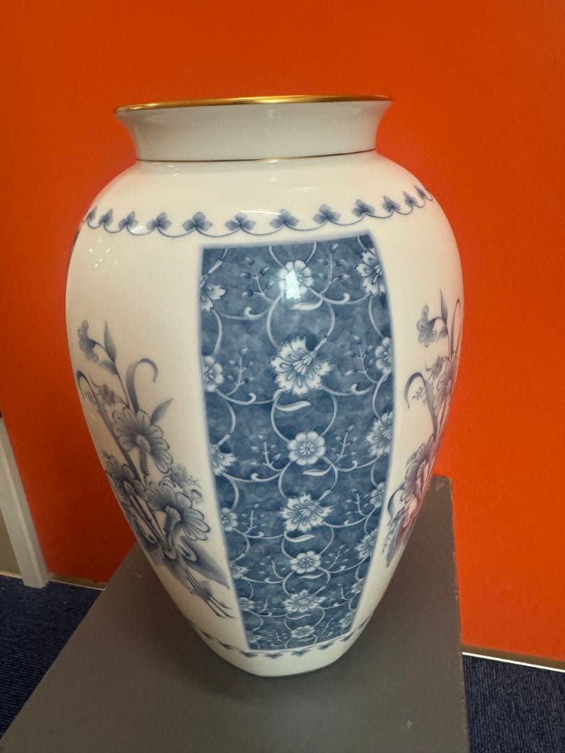 1779  大倉陶園 フラワーベース 花瓶 白磁 ブルー 染付 唐草 八角