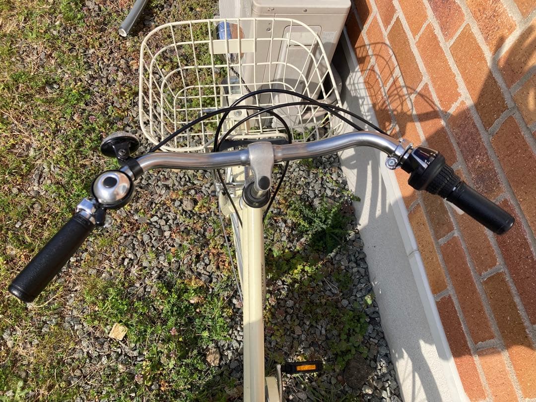 クリーム色シティサイクル 前部バスケット付き