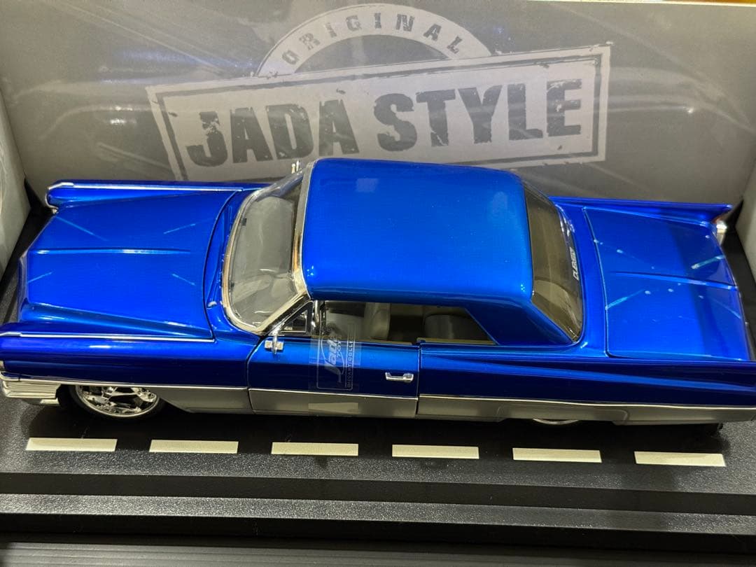 JADA キャデラック1963年　DUB 1/18
