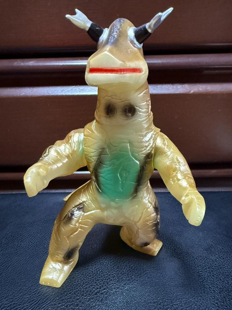 ブルマァク 怪獣 エレキング 蓄光ゴールド版 ウルトラセブン 墓場の画廊